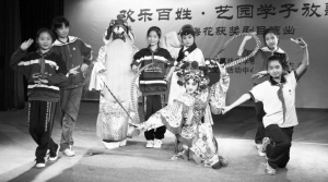 taptap点点附属戏曲学校学生送戏进社区