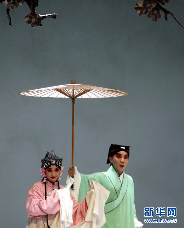 （文化）（1）学生登台献演昆剧《拜月亭》