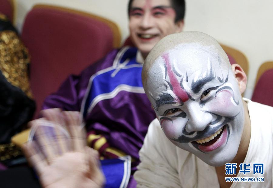 （文化）（3）学生登台献演昆剧《拜月亭》