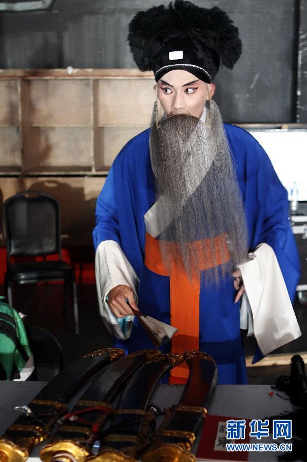 （文化）（4）学生登台献演昆剧《拜月亭》