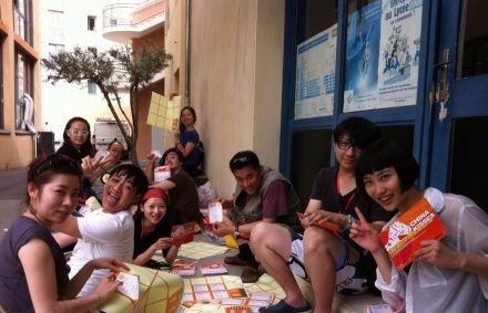 年轻的戏剧家在街头准备广告